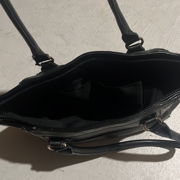 Medium / large black shoulder bag . With zipper and gold lock accessory - Picture 3 of 3